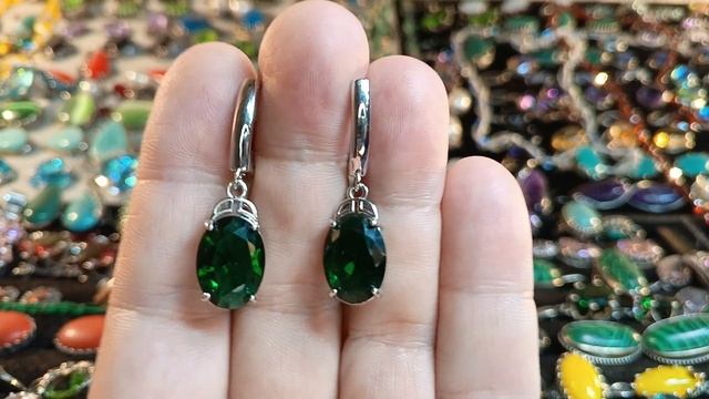 Распродажа серег с натуральными и выращенными камнями.