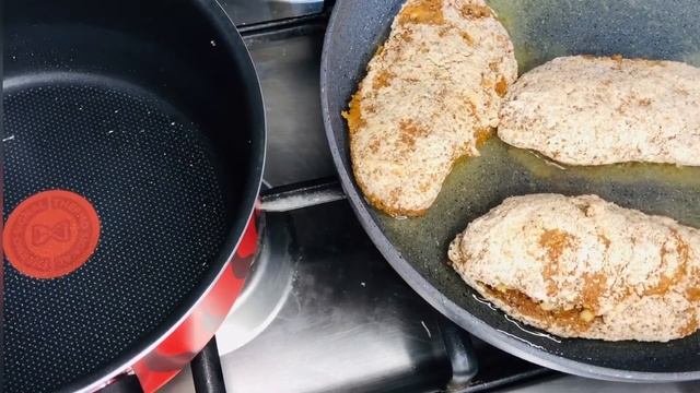 صدور الدجاج  بالجبن مع نودلز بالخضار Chicken breast stuffed with cheese with Cantonese noodles