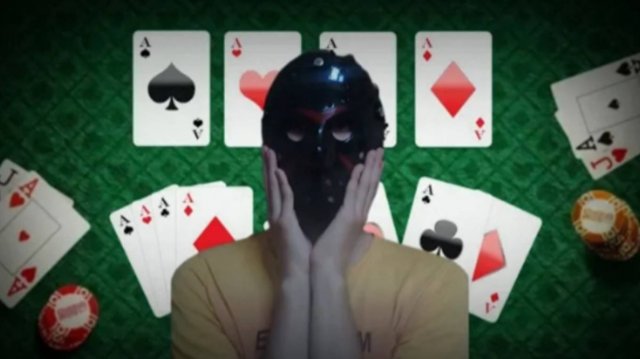 игрок изучает карту в игре