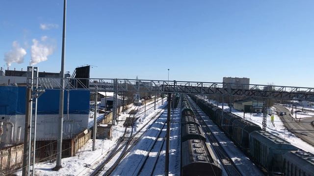Электровоз ВЛ11М-290/291А с грузовым поездом прибывает на ст. Приволжье смотреть онлайн