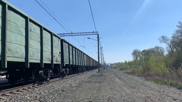 Электровоз 2ЭС6-369 с грузовым поездом смотреть онлайн