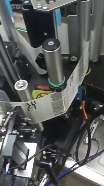 Как работает этикеровочный автомат. смотреть онлайн