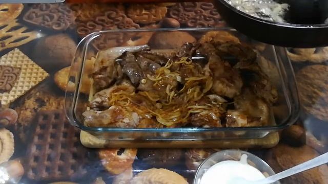 Сочный кролик со сметаной и луком в духовке!