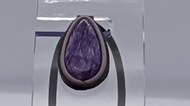 Кулон из натуральной кожи с натуральным чароитом. смотреть онлайн