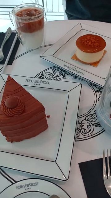 Forever Rose Cafe 😋 Best cakes ever! #foreverroses #youtubeshorts #yasisland смотреть онлайн