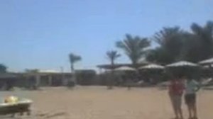 cesta na pláž a moře v hotelu Geisum Village říjen Egypt 2008.3gp