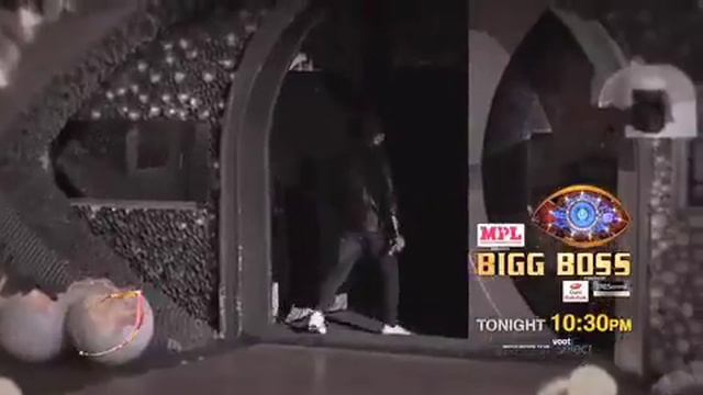 Bigg Boss S14 | बिग बॉस S14 | Manu Pulls Rubina's Leg And Makes Everyone Laugh