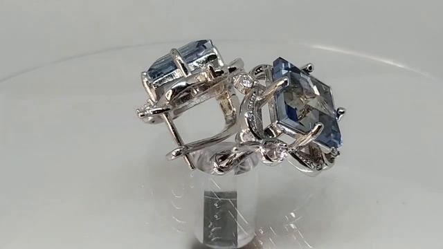 Серебряные серьги с бразильским танзанитовым кварцем 10х10мм и фианитами смотреть онлайн