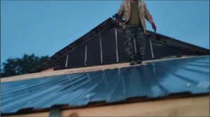 Как легко сделать новую крышу на деревенском доме своими руками.