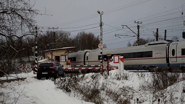 Поезд «САПСАН» проходит ж/д переезд ст. Колпино 26 км.