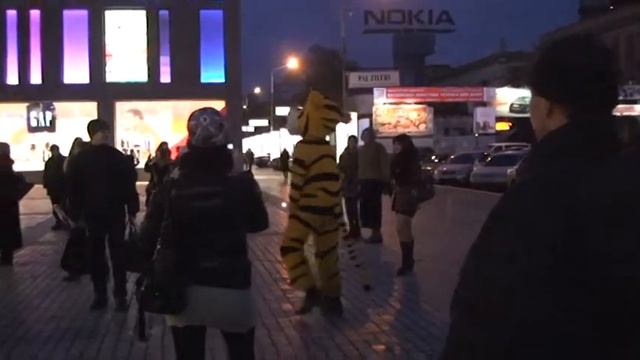 Танцующий львенок! Зажигает по полной! Ржачь! смотреть онлайн