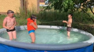 Купаемся в бассейне часть2. Мегга брызги. Maks FamilyShow
