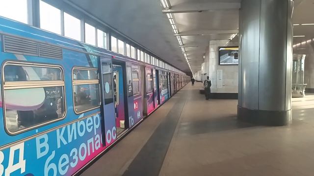 81-740.1 "Поезд в Кибербезопасность" на станции Воробьёвы горы смотреть онлайн