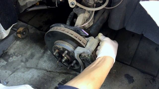 Замена передних тормозных колодок Тойота Виш. смотреть онлайн