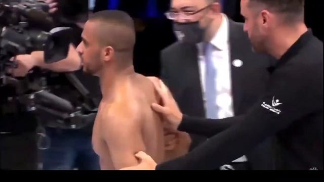 Stupid MMA Fighter refuse to release opponent and won't stop chocking him смотреть онлайн