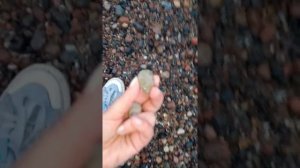 Как искать камни на пляже