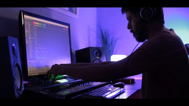 Synthwave live looping  Ableton live performance - Launchkey