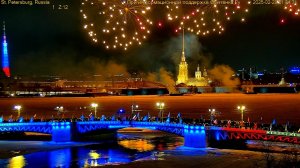 Фейерверк в небе Санкт-Петербурга и залпы праздничного салюта в День защитника Отечества 23 февраля