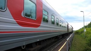 ТЭП70БС-072 с пригородным поездом Киров-Пасс. — Пинюг делает остановку на о.п. 32 км