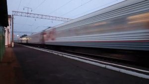 Электровоз Эп-20 с поездом Москва-Калининград, проезжает станцию Сафоново.