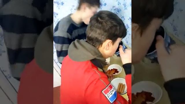 Серовнование по з едание сосисок ....) смотреть онлайн