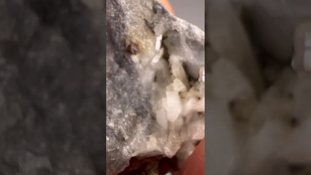 Garnet on Quartz. Cleaning with Iron out. смотреть онлайн