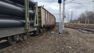 Маневровый тепловоз ТЭМ2-9070 и ТЭМ2-2757 с грузовым поездом.