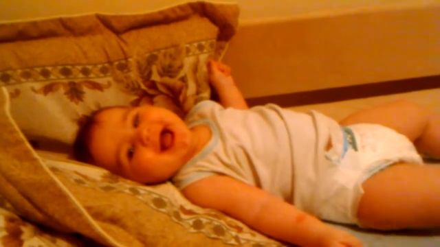 Ребёнок смеётся смотреть онлайн