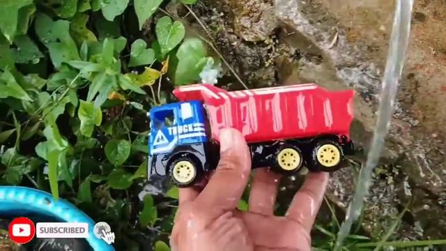 membersihkan mainan mobil polisi,forklift,truk sampah,truk pasir,beko,truk molen,tayo,truk tangki