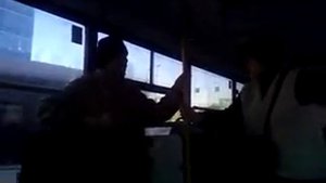 бабка орет на кондуктора в автобусе