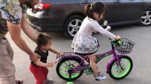 Аруна жинаған ақшаға велосипед сатып алды. Папасы жинақ сандықшасын тесті. Аруна велосипедті үйренд