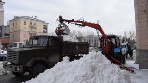 Трактор Беларус-82.1 с грейферным погрузчиком ПЭ-Ф-1БМ и самосвалами ЗИЛ-494560 и ГАЗ-53,вывоз снег