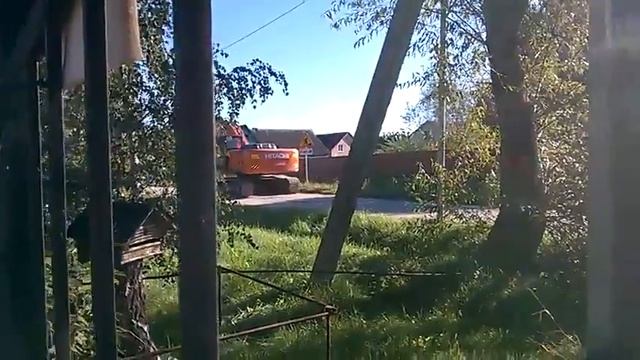 Тяжелая техника уничтожает остатки асфальта в Нивенском