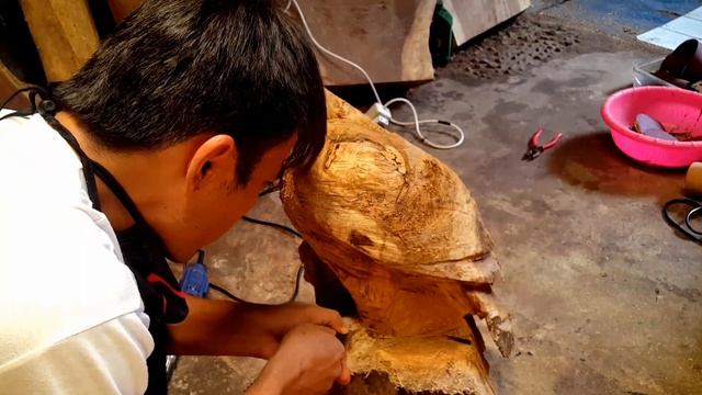 Carving Eagle Grappimg fish . смотреть онлайн