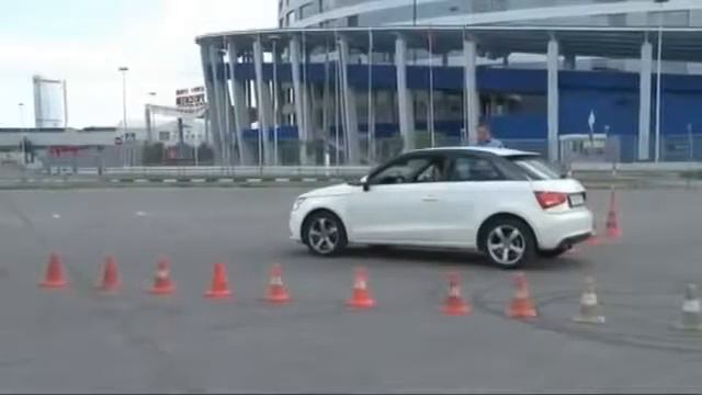 Блондинка за рулем Паркуется смотреть онлайн