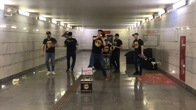 Веселые трубачи в метро смотреть онлайн