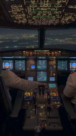 Ускоренное видео вечернего захода на посадку Airbus A321 в аэропорт Шарджа, вид из кабины пилота