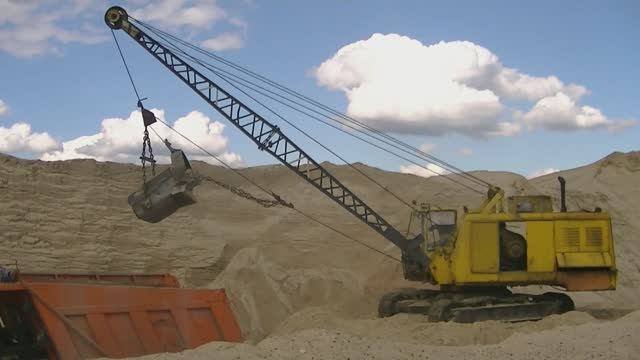 Экскаватор-драглайн ЭО-4112А1 в песчаном карьере смотреть онлайн