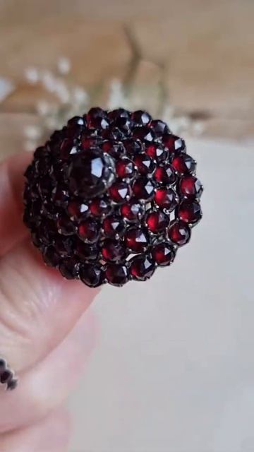 Умопомрачительная брошь Чешские пиропы в томпаке 1850-1900гг смотреть онлайн