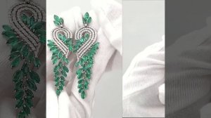 Серьги с изумрудами и бриллиантами из белого золота 750 пробы