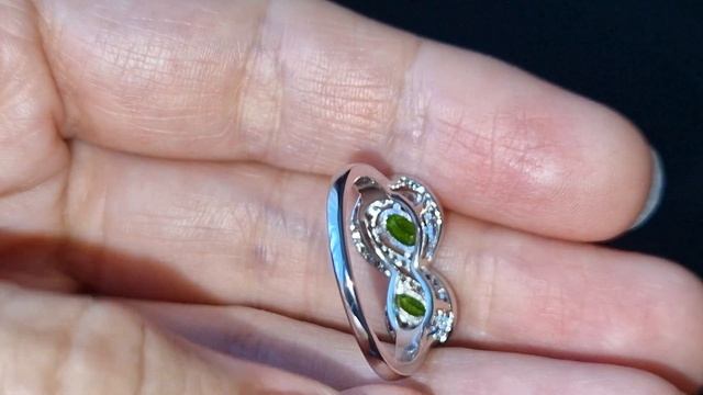Серебряное кольцо с хромдиопсидом