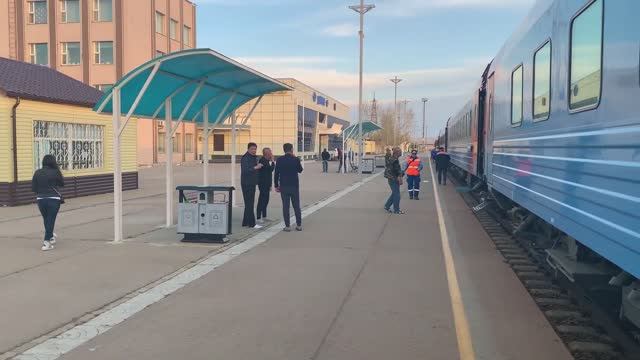Монголия: поездка на поезде из Улан-Батора | Прибытие поезда на ЖД-станцию Дархан | Железная дорога смотреть онлайн