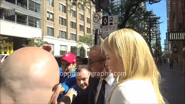 Nicole Kidman - SIGNING AUTOGRAPHS while promoting at the 2017 TIFF смотреть онлайн