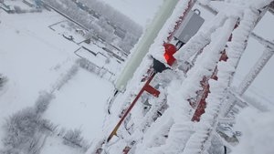 Зима - время высотных строительно-монтажных работ...