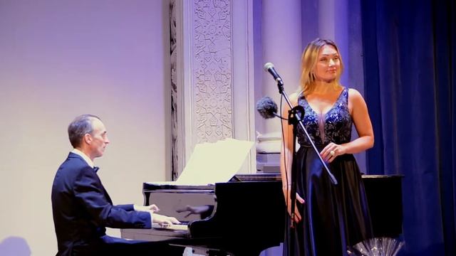 Поёт заслуженная артистка Украины Елена Гончарук. За роялем - Николай Чикаренко
