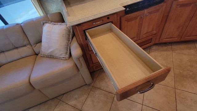 SOLD! 2010 Tiffin Phaeton 42QBH Video Walkthrough! Tag Axle, Bath and a Half for $164,995 смотреть онлайн