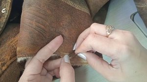 Один из способов обработки низа рукавов на дубленке.