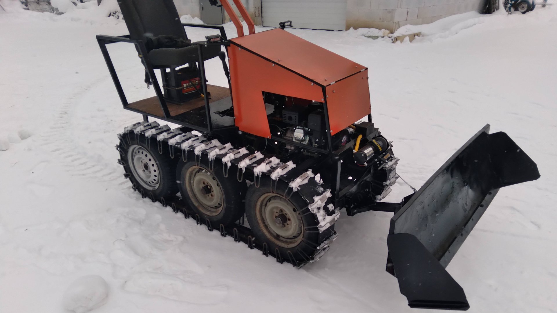 Минитрактор на гусницах шестикатковый уборка снега смотреть онлайн