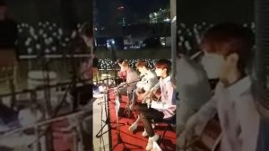 Корейские парни поют песню