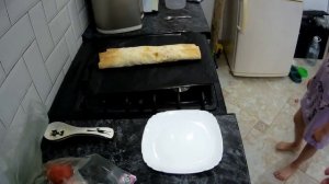 Подрезаю помидоры. Делаю с Дочкой найвкуснейший лаваш.